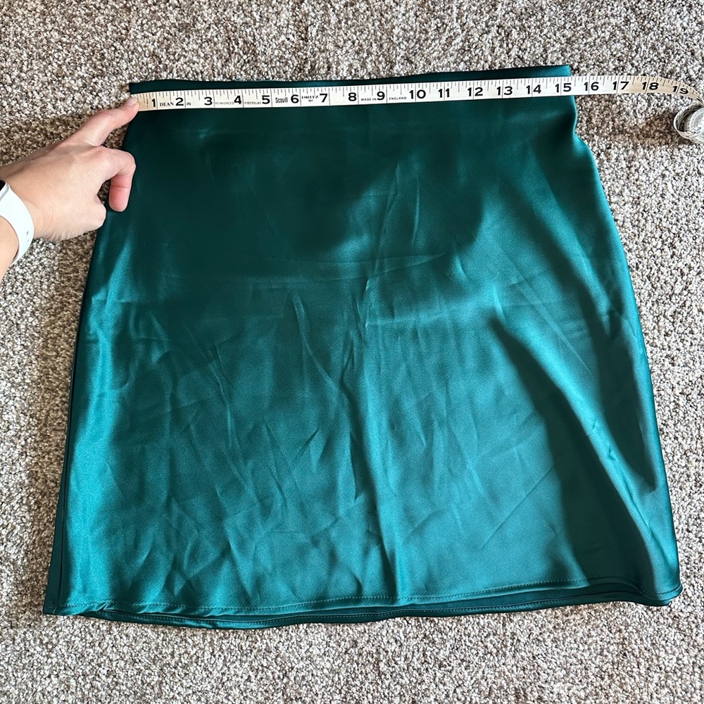 Elegant Emerald Green Satin Skirt - Picture 4 of 5